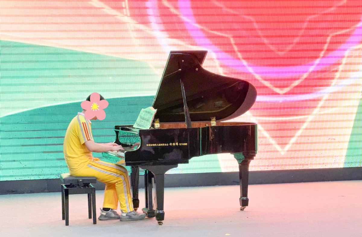 图为东莞市康复实验学校学生器乐表演现场